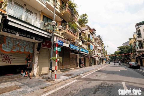 Hà Nội: Chỉ thị giãn cách xã hội ban hành lúc nửa đêm, chợ sáng ngày rằm vẫn đông người - Ảnh 11. Hà Nội: Chỉ thị giãn cách xã hội ban hành lúc nửa đêm, chợ sáng ngày rằm vẫn đông người - Ảnh 11.
