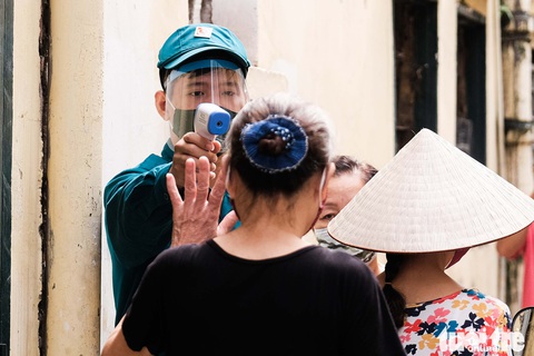 Hà Nội: Chỉ thị giãn cách xã hội ban hành lúc nửa đêm, chợ sáng ngày rằm vẫn đông người - Ảnh 9. Hà Nội: Chỉ thị giãn cách xã hội ban hành lúc nửa đêm, chợ sáng ngày rằm vẫn đông người - Ảnh 9.