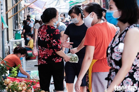 Hà Nội: Chỉ thị giãn cách xã hội ban hành lúc nửa đêm, chợ sáng ngày rằm vẫn đông người - Ảnh 10. Hà Nội: Chỉ thị giãn cách xã hội ban hành lúc nửa đêm, chợ sáng ngày rằm vẫn đông người - Ảnh 10.
