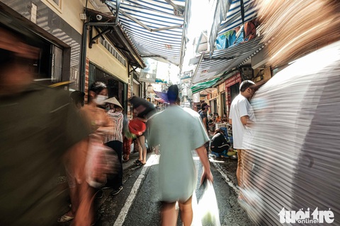 Hà Nội: Chỉ thị giãn cách xã hội ban hành lúc nửa đêm, chợ sáng ngày rằm vẫn đông người - Ảnh 13. Hà Nội: Chỉ thị giãn cách xã hội ban hành lúc nửa đêm, chợ sáng ngày rằm vẫn đông người - Ảnh 13.