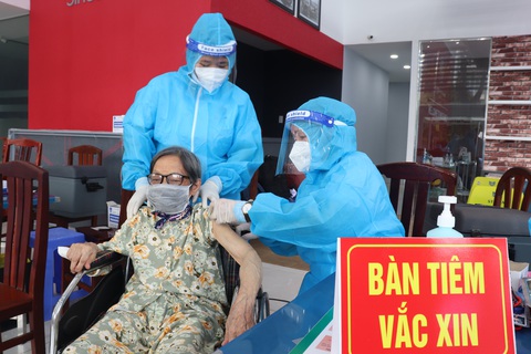 Ngày thứ 3 TP.HCM tiêm vắc xin đợt 5, thêm mũi nhọn phòng chống dịch - Ảnh 1. Ngày thứ 3 TP.HCM tiêm vắc xin đợt 5, thêm mũi nhọn phòng chống dịch - Ảnh 1.