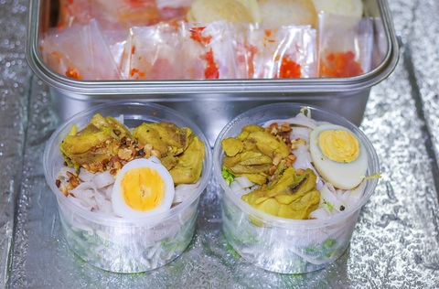 Phần ăn nóng hổi trao tặng người khuyết tật - Ảnh 4. Phần ăn nóng hổi trao tặng người khuyết tật - Ảnh 4.