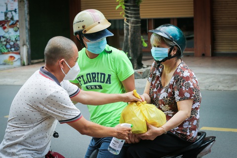 Phần ăn nóng hổi trao tặng người khuyết tật - Ảnh 2. Phần ăn nóng hổi trao tặng người khuyết tật - Ảnh 2.