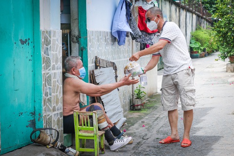 Phần ăn nóng hổi trao tặng người khuyết tật - Ảnh 6. Phần ăn nóng hổi trao tặng người khuyết tật - Ảnh 6.