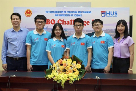 Học sinh được cô giáo nhận nuôi tiến bộ vượt bậc trong kỳ thi quốc tế - Ảnh 1. Học sinh được cô giáo nhận nuôi tiến bộ vượt bậc trong kỳ thi quốc tế - Ảnh 1.