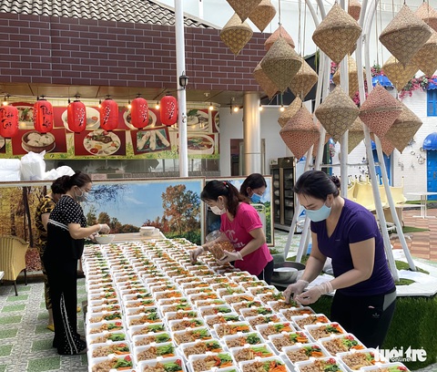Hơn 2.000 suất ăn sáng yêu thương gửi chốt kiểm soát dịch COVID-19 - Ảnh 1. Hơn 2.000 suất ăn sáng yêu thương gửi chốt kiểm soát dịch COVID-19 - Ảnh 1.