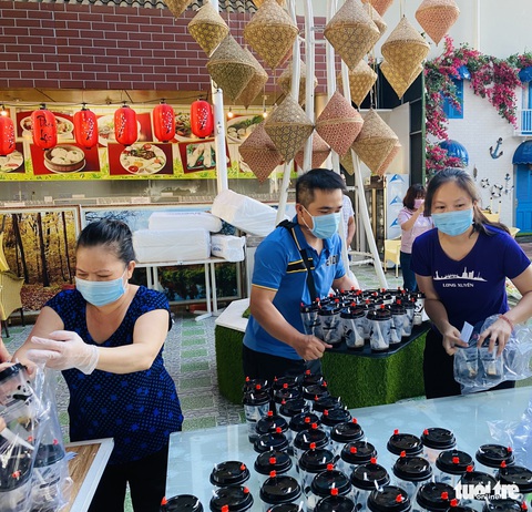 Hơn 2.000 suất ăn sáng yêu thương gửi chốt kiểm soát dịch COVID-19 - Ảnh 2. Hơn 2.000 suất ăn sáng yêu thương gửi chốt kiểm soát dịch COVID-19 - Ảnh 2.