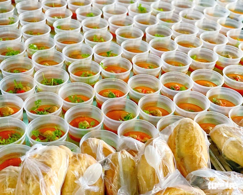 Hơn 2.000 suất ăn sáng yêu thương gửi chốt kiểm soát dịch COVID-19 - Ảnh 5. Hơn 2.000 suất ăn sáng yêu thương gửi chốt kiểm soát dịch COVID-19 - Ảnh 5.