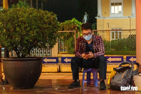 Giữa đêm nghe tin Hà Nội áp dụng chỉ thị 16, nhiều người vội vàng ra, vào thủ đô - Ảnh 2. Giữa đêm nghe tin Hà Nội áp dụng chỉ thị 16, nhiều người vội vàng ra, vào thủ đô - Ảnh 2.