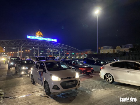 Giữa đêm nghe tin Hà Nội áp dụng chỉ thị 16, nhiều người vội vàng ra, vào thủ đô - Ảnh 3. Giữa đêm nghe tin Hà Nội áp dụng chỉ thị 16, nhiều người vội vàng ra, vào thủ đô - Ảnh 3.