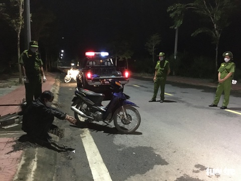 Cảnh sát 113 rượt đuổi hơn 2km bắt tên trộm ném sắt cản đường - Ảnh 1. Cảnh sát 113 rượt đuổi hơn 2km bắt tên trộm ném sắt cản đường - Ảnh 1.