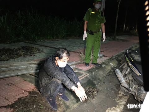 Cảnh sát 113 rượt đuổi hơn 2km bắt tên trộm ném sắt cản đường - Ảnh 2. Cảnh sát 113 rượt đuổi hơn 2km bắt tên trộm ném sắt cản đường - Ảnh 2.