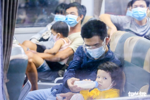 Trên chuyến tàu đặc biệt chạy một mạch từ TP.HCM về Hà Tĩnh - Ảnh 8. Trên chuyến tàu đặc biệt chạy một mạch từ TP.HCM về Hà Tĩnh - Ảnh 8.