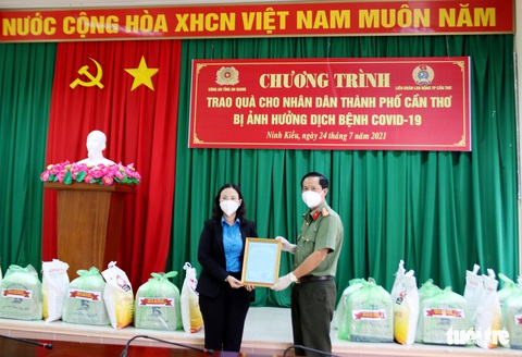 Công an An Giang tặng gần 1.000 suất quà cho bà con nghèo TP Cần Thơ - Ảnh 1. Công an An Giang tặng gần 1.000 suất quà cho bà con nghèo TP Cần Thơ - Ảnh 1.