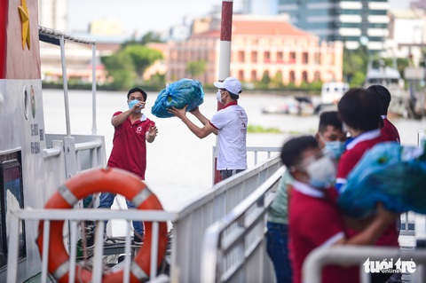 Tàu cao tốc chở rau 0 đồng từ miền Tây cập bến Bạch Đằng - Ảnh 2. Tàu cao tốc chở rau 0 đồng từ miền Tây cập bến Bạch Đằng - Ảnh 2.