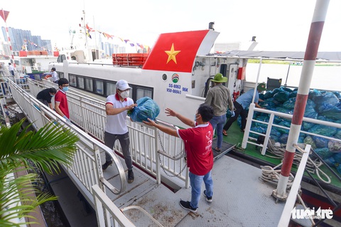 Tàu cao tốc chở rau 0 đồng từ miền Tây cập bến Bạch Đằng - Ảnh 3. Tàu cao tốc chở rau 0 đồng từ miền Tây cập bến Bạch Đằng - Ảnh 3.