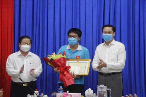 TP Cần Thơ đón chàng trai vàng Olympic sinh học quốc tế trong niềm vui, ấm áp - Ảnh 1. TP Cần Thơ đón chàng trai vàng Olympic sinh học quốc tế trong niềm vui, ấm áp - Ảnh 1.
