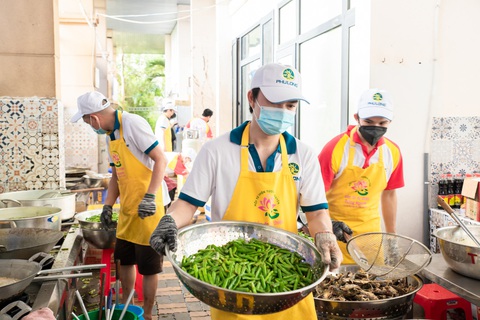 Bữa cơm yêu thương trong tâm dịch - Ảnh 1. Bữa cơm yêu thương trong tâm dịch - Ảnh 1.
