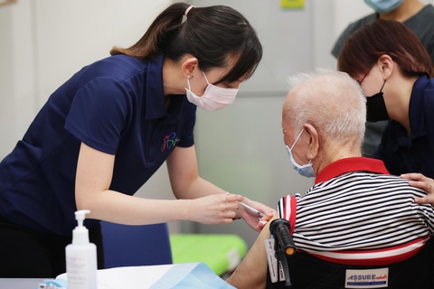 Singapore lo người già chưa tiêm vắc xin - Ảnh 1. Singapore lo người già chưa tiêm vắc xin - Ảnh 1.