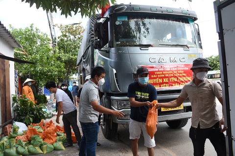 Vị sư người Phú Yên vận động 5 xe chở hàng hóa hỗ trợ người dân Sài Gòn - Ảnh 1. Vị sư người Phú Yên vận động 5 xe chở hàng hóa hỗ trợ người dân Sài Gòn - Ảnh 1.