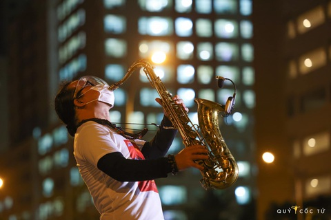 Trần Mạnh Tuấn... đeo khẩu trang thổi saxophone tại sân bệnh viện dã chiến - Ảnh 3. Trần Mạnh Tuấn... đeo khẩu trang thổi saxophone tại sân bệnh viện dã chiến - Ảnh 3.