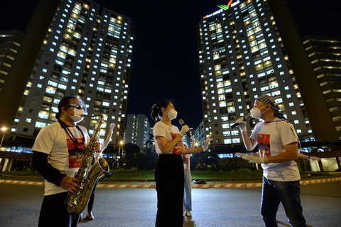 Trần Mạnh Tuấn... đeo khẩu trang thổi saxophone tại sân bệnh viện dã chiến - Ảnh 2. Trần Mạnh Tuấn... đeo khẩu trang thổi saxophone tại sân bệnh viện dã chiến - Ảnh 2.