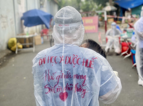Y bác sĩ tình nguyện miền Trung kể được bà con Sài Gòn thương lắm - Ảnh 4. Y bác sĩ tình nguyện miền Trung kể được bà con Sài Gòn thương lắm - Ảnh 4.