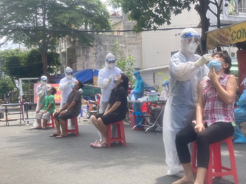 Y bác sĩ tình nguyện miền Trung kể được bà con Sài Gòn thương lắm - Ảnh 1. Y bác sĩ tình nguyện miền Trung kể được bà con Sài Gòn thương lắm - Ảnh 1.