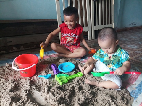 Con quen đi chơi, tôi bày trò trong nhà để con giải tỏa năng lượng - Ảnh 1. Con quen đi chơi, tôi bày trò trong nhà để con giải tỏa năng lượng - Ảnh 1.