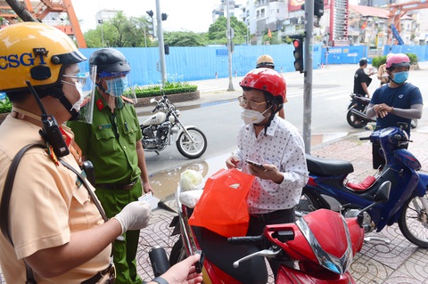 Nhiều người ‘cãi lý’ khi bị lập biên bản vì ra đường không lý do chính đáng - Ảnh 2. Nhiều người ‘cãi lý’ khi bị lập biên bản vì ra đường không lý do chính đáng - Ảnh 2.