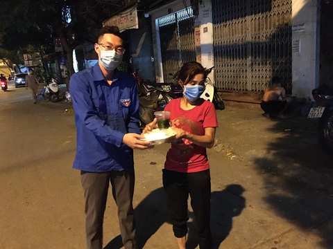 Hà Nội nghĩa tình - mỗi ngày 500 suất cơm miễn phí gửi đến người dân khó khăn - Ảnh 2. Hà Nội nghĩa tình - mỗi ngày 500 suất cơm miễn phí gửi đến người dân khó khăn - Ảnh 2.