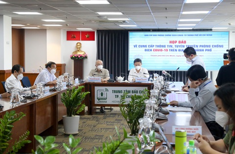 TP.HCM xử nghiêm việc người dân lợi dụng mặc áo shipper để ra đường - Ảnh 1. TP.HCM xử nghiêm việc người dân lợi dụng mặc áo shipper để ra đường - Ảnh 1.