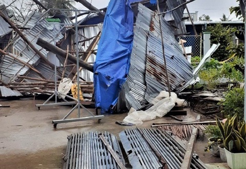 Lốc xoáy nửa đêm làm sập nhà đè 1 người chết - Ảnh 1. Lốc xoáy nửa đêm làm sập nhà đè 1 người chết - Ảnh 1.