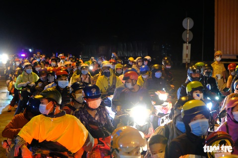 Hàng ngàn người đổ về Tây Nguyên xuyên đêm, kéo dài cả 1km - Ảnh 6. Hàng ngàn người đổ về Tây Nguyên xuyên đêm, kéo dài cả 1km - Ảnh 6.