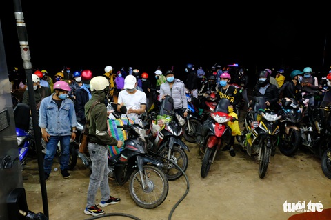 Hàng ngàn người đổ về Tây Nguyên xuyên đêm, kéo dài cả 1km - Ảnh 7. Hàng ngàn người đổ về Tây Nguyên xuyên đêm, kéo dài cả 1km - Ảnh 7.