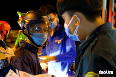 Hàng ngàn người đổ về Tây Nguyên xuyên đêm, kéo dài cả 1km - Ảnh 4. Hàng ngàn người đổ về Tây Nguyên xuyên đêm, kéo dài cả 1km - Ảnh 4.