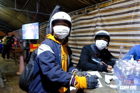 Hàng ngàn người đổ về Tây Nguyên xuyên đêm, kéo dài cả 1km - Ảnh 8. Hàng ngàn người đổ về Tây Nguyên xuyên đêm, kéo dài cả 1km - Ảnh 8.