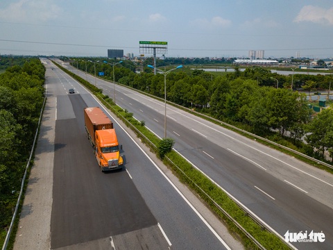 Nhìn từ trên cao, Hà Nội vắng vẻ vì giãn cách xã hội - Ảnh 3. Nhìn từ trên cao, Hà Nội vắng vẻ vì giãn cách xã hội - Ảnh 3.