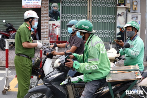 TP.HCM: Nhiều người bị buộc quay đầu khi ra đường không cần thiết - Ảnh 1. TP.HCM: Nhiều người bị buộc quay đầu khi ra đường không cần thiết - Ảnh 1.
