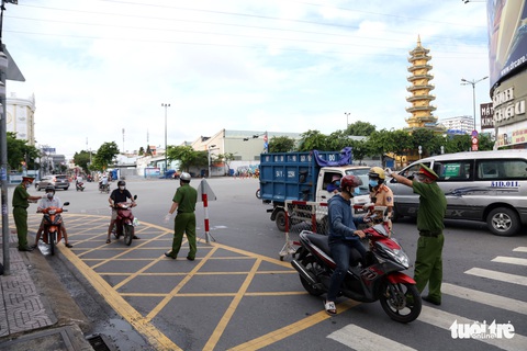 TP.HCM: Nhiều người bị buộc quay đầu khi ra đường không cần thiết - Ảnh 2. TP.HCM: Nhiều người bị buộc quay đầu khi ra đường không cần thiết - Ảnh 2.