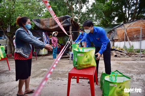 Giỏ quà nghĩa tình gửi đến người dân khu phong tỏa huyện Cần Giờ - Ảnh 2. Giỏ quà nghĩa tình gửi đến người dân khu phong tỏa huyện Cần Giờ - Ảnh 2.