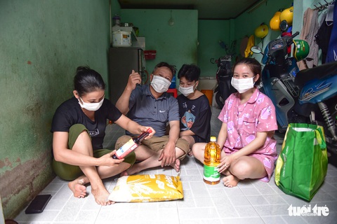 Giỏ quà nghĩa tình gửi đến người dân khu phong tỏa huyện Cần Giờ - Ảnh 4. Giỏ quà nghĩa tình gửi đến người dân khu phong tỏa huyện Cần Giờ - Ảnh 4.