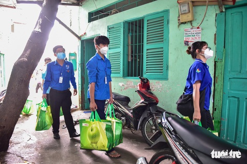 Giỏ quà nghĩa tình gửi đến người dân khu phong tỏa huyện Cần Giờ - Ảnh 5. Giỏ quà nghĩa tình gửi đến người dân khu phong tỏa huyện Cần Giờ - Ảnh 5.