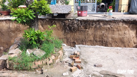 Bờ kênh Cây Dương sạt lở nghiêm trọng khoảng 100m - Ảnh 2. Bờ kênh Cây Dương sạt lở nghiêm trọng khoảng 100m - Ảnh 2.