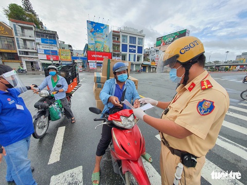 TP.HCM: Nhiều người bị buộc quay đầu khi ra đường không cần thiết - Ảnh 4. TP.HCM: Nhiều người bị buộc quay đầu khi ra đường không cần thiết - Ảnh 4.