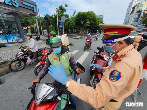 TP.HCM: Nhiều người bị buộc quay đầu khi ra đường không cần thiết - Ảnh 5. TP.HCM: Nhiều người bị buộc quay đầu khi ra đường không cần thiết - Ảnh 5.