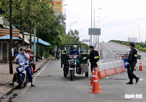 TP.HCM: Nhiều người bị buộc quay đầu khi ra đường không cần thiết - Ảnh 6. TP.HCM: Nhiều người bị buộc quay đầu khi ra đường không cần thiết - Ảnh 6.