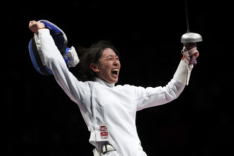 Cha bệnh hấp hối, nữ kiếm sĩ Trung Quốc gạt lệ dự Olympic, đoạt huy chương vàng - Ảnh 1. Cha bệnh hấp hối, nữ kiếm sĩ Trung Quốc gạt lệ dự Olympic, đoạt huy chương vàng - Ảnh 1.