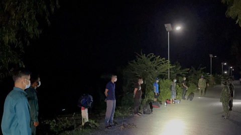 10 thanh niên qua Campuchia trái phép rồi tìm cách về lại Việt Nam - Ảnh 1. 10 thanh niên qua Campuchia trái phép rồi tìm cách về lại Việt Nam - Ảnh 1.