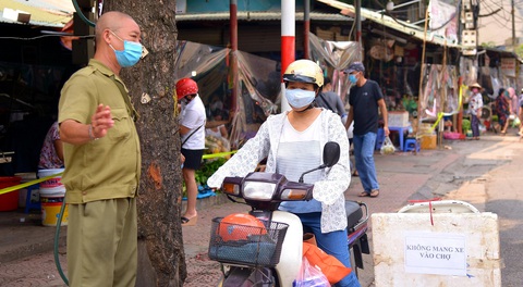 Chợ Hà Nội bắt đầu quây tấm chắn ni lông để bán hàng - Ảnh 5. Chợ Hà Nội bắt đầu quây tấm chắn ni lông để bán hàng - Ảnh 5.